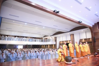 khoa-tu-niem-phat-mot-ngay