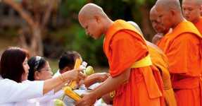 Bố thí, hành thiện giúp người, rốt cuộc ai mới thực sự là người được hưởng lợi