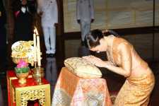 Nếu con cháu phát đạt, không cần lưu tiền cũng phát đạt. Nếu con cháu không thể phát đạt, lưu tiền chỉ làm bại hoại. Chi bằng, lưu lại phúc đức cho con cháu.