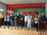 Nhóm tuổi trẻ hướng thiện tặng quà tết cho Người nghèo