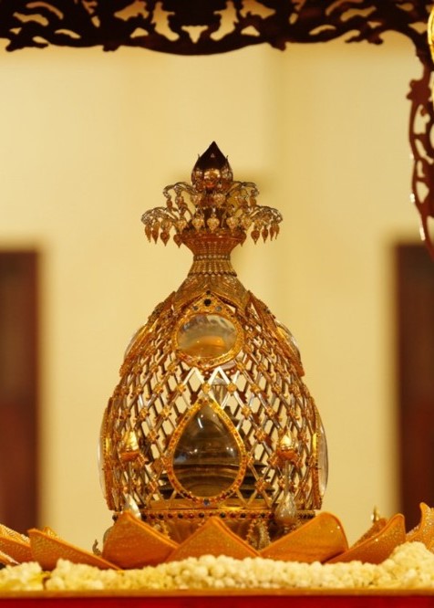 DÒNG NGƯỜI NỐI DÀI XUYÊN ĐÊM VÀO CHIÊM BÁI XÁ LỢI ĐỨC PHẬT TẠI CHÙA QUÁN SỨ