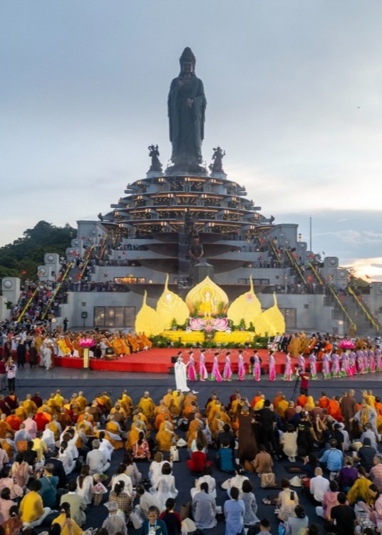 Hơn 1.000 đại biểu tham gia lễ thắp nến cầu nguyện hòa bình thế giới tại Núi Bà Đen nhân Đại lễ Vesak 2025