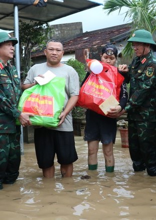 Tổng cục Chính trị thăm, động viên người dân vùng lũ Đắk Lắk và Gia Lai