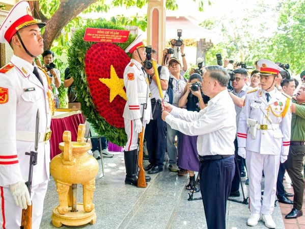 Tổng Bí thư, Chủ tịch nước Tô Lâm dâng hương tưởng niệm các liệt sĩ tại Công viên Lê Thị Riêng