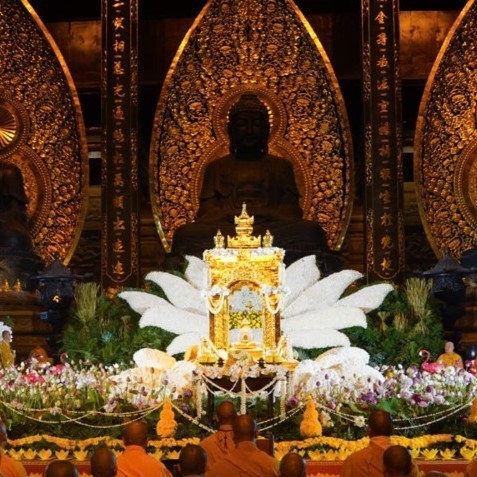 Trang nghiêm đêm hoa đăng tại Điện Tam Thế nơi tôn trí Xá lợi Phật