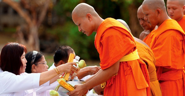 Bố thí, hành thiện giúp người, rốt cuộc ai mới thực sự là người được hưởng lợi
