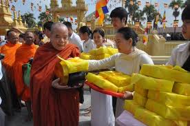Cúng dường đúng pháp và lợi ích của cúng dường Tam bảo