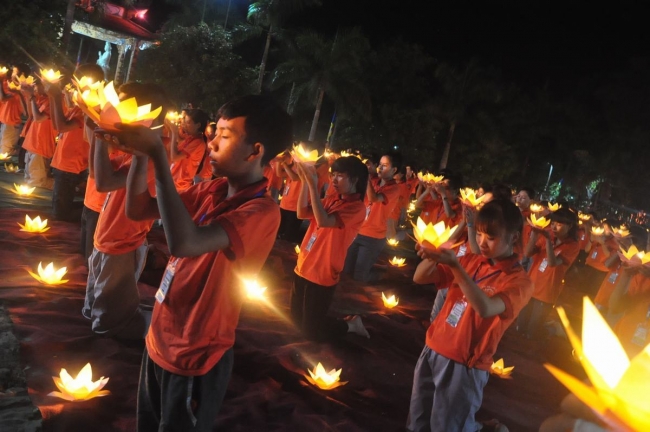 Xúc động đêm thắp nến tri ân trại hè Chùa Trúc Viên Đà Liễu lần IV