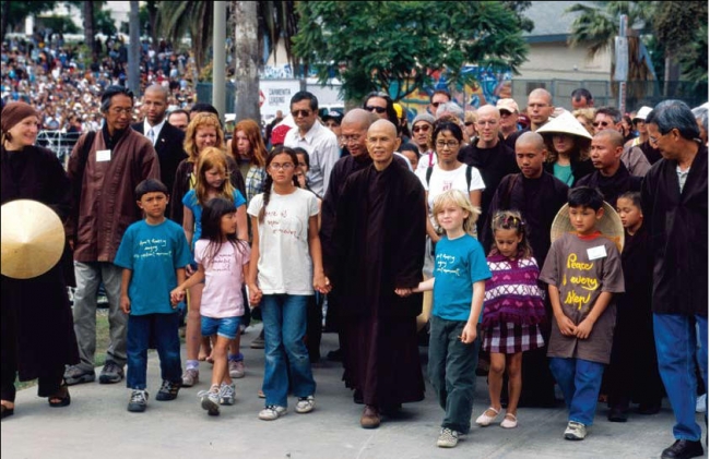 SHAMBHALA SUN: An lạc từng bước chân (Chân dung Thiền sư Thích Nhất Hạnh)