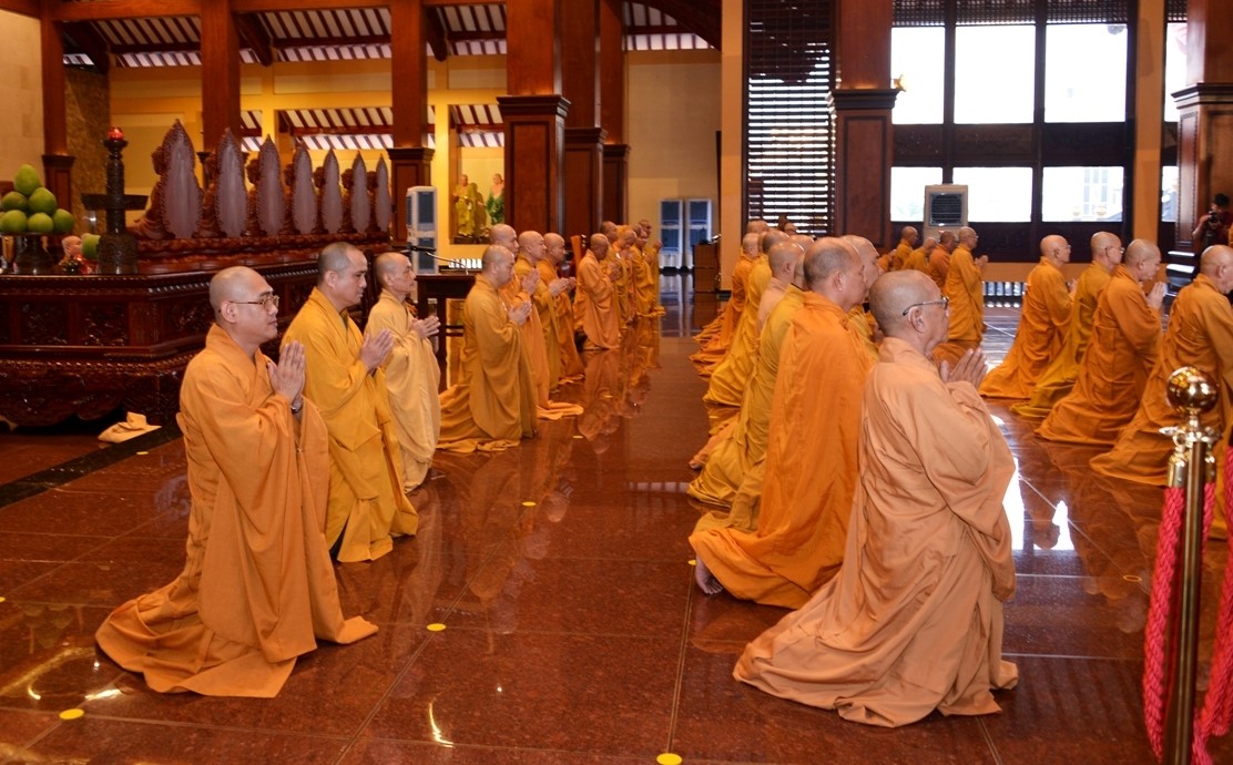Chư Tăng bố tát, thính giới tại Việt Nam Quốc Tự5