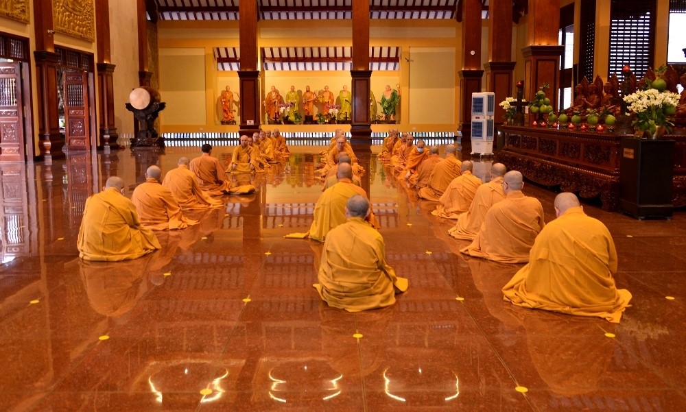 Chư Tăng bố tát, thính giới tại Việt Nam Quốc Tự8