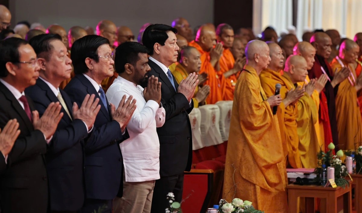 Cận Cảnh Rước Xá Lợi Phật Thích Ca Ấn Độ Lên Đỉnh Núi Bà Đen Tây Ninh   Đại Lễ Phật Đản 2025