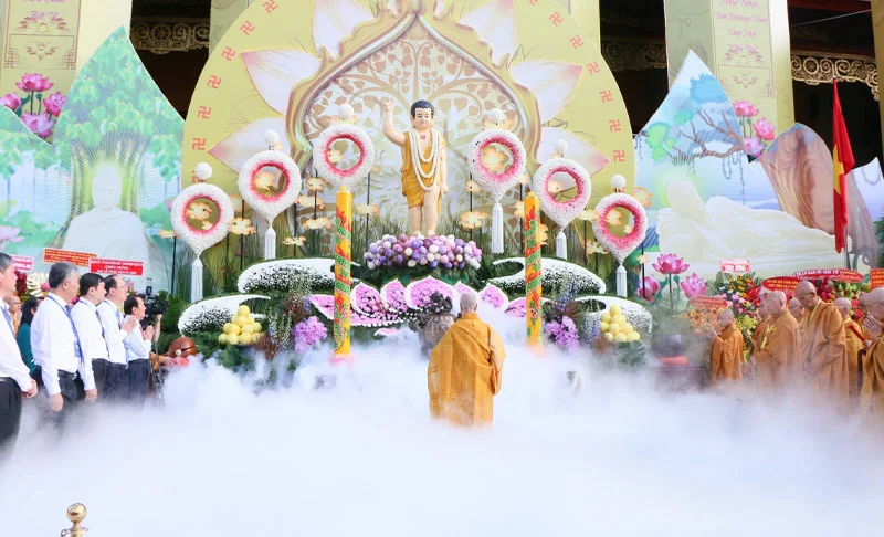 Chính lễ Phật đản không trùng với ngày đại lễ Phật đản Vesak của Liên Hợp Quốc.