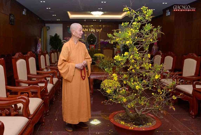 HT.Thích Trí Quảng lễ Phật tại Việt Nam Quốc Tự