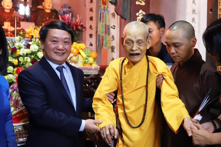 Ông Hầu A Lềnh, Ủy viên T Ư Đảng, Phó Chủ tịch kiêm Tổng Thư ký UBTƯ MTTQVN