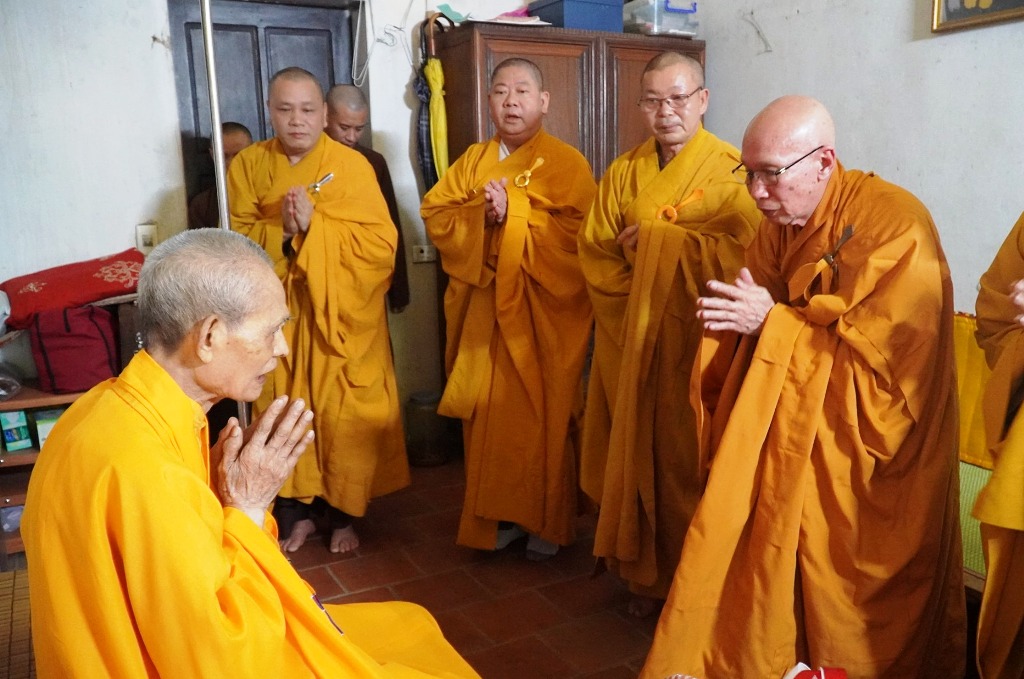 Tăng Ni Thủ đô đảnh lễ Đức Pháp chủ GHPGVN4