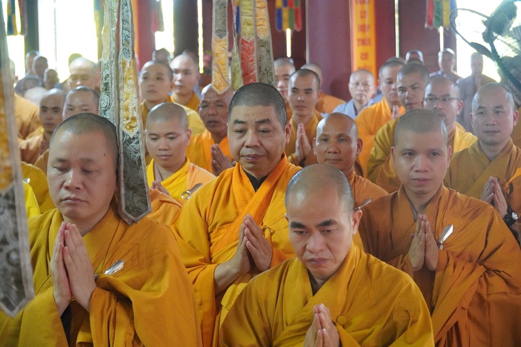 Tăng Ni Thủ đô đảnh lễ Đức Pháp chủ GHPGVN7