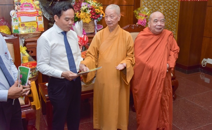 Thành ủy chúc mừng Phật đản đến lãnh đạo Giáo hội 4