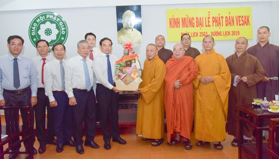 Thành ủy chúc mừng Phật đản đến lãnh đạo Giáo hội 9