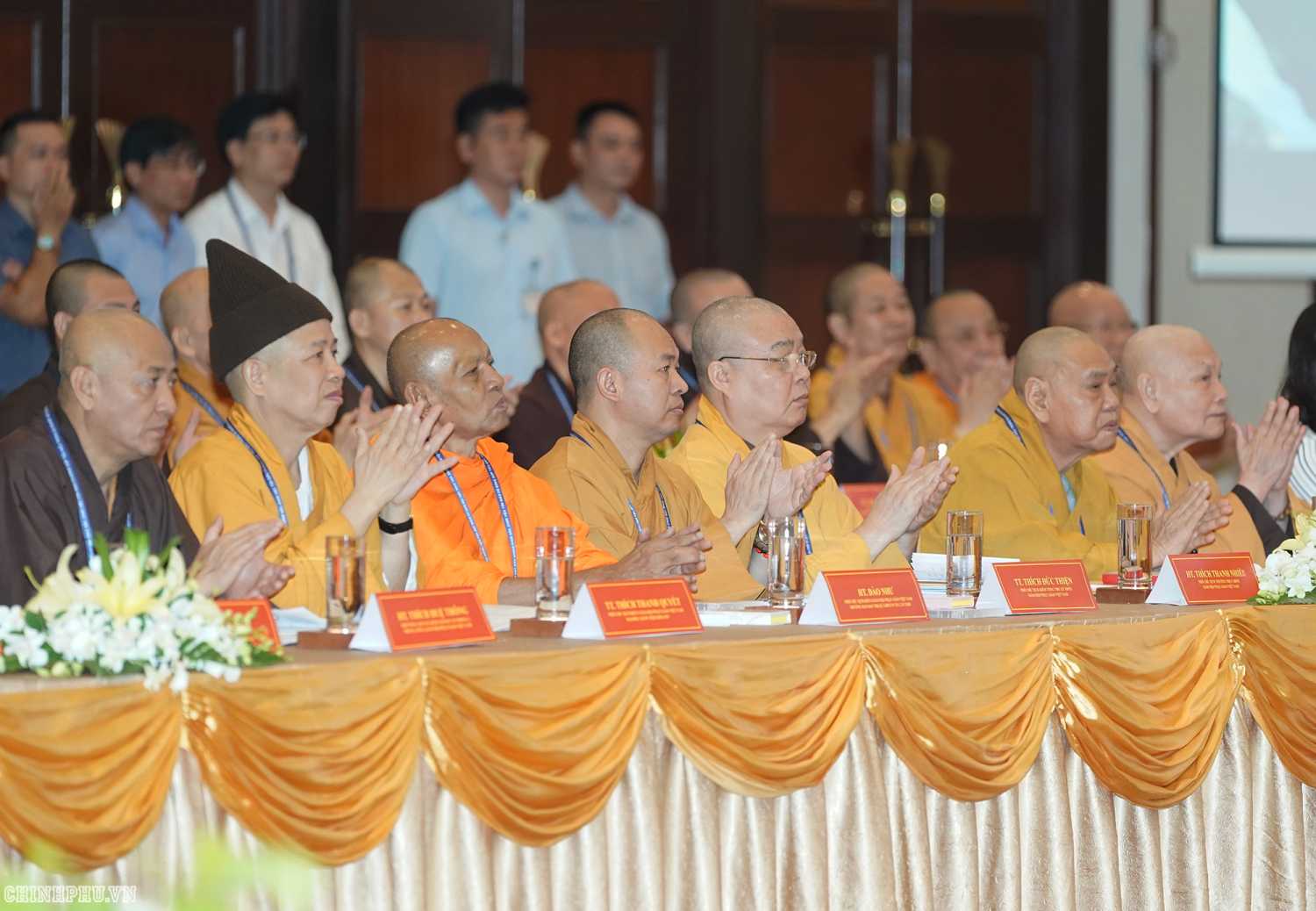 Thủ tướng gặp mặt, biểu dương các chức sắc 01