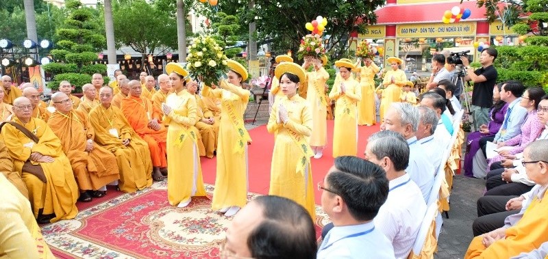 Trang nghiêm lễ Phật đản tại tượng đài Bồ tát Thích Quảng Đức2