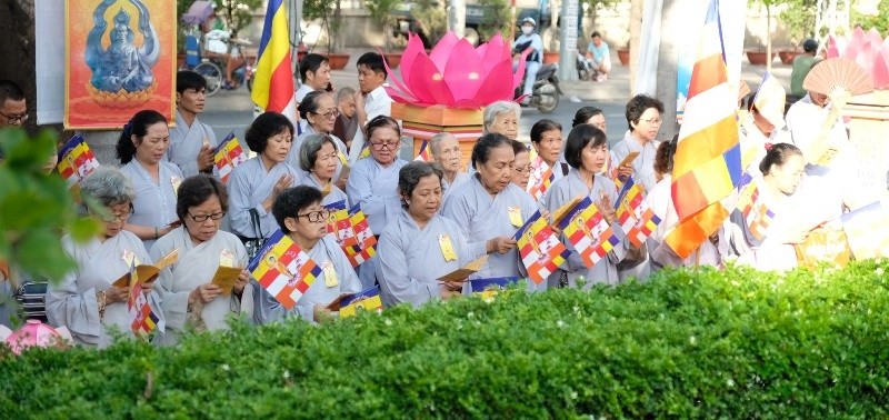 Trang nghiêm lễ Phật đản tại tượng đài Bồ tát Thích Quảng Đức6