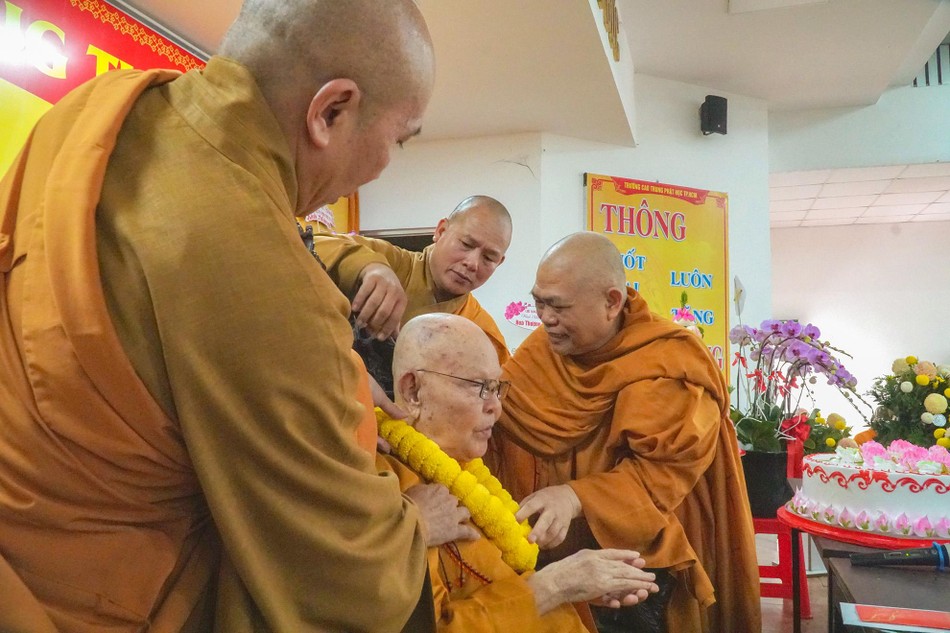 05 Phật Ngọc Đồn Vang Và Phật Là Gì HT Thích Từ Thông