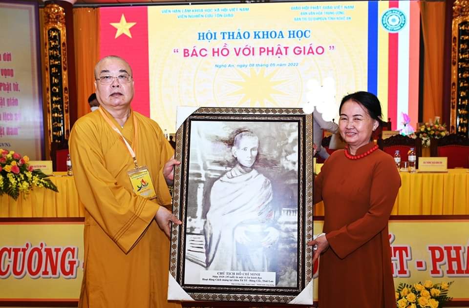 Thành kính tri ân người trao tặng tấm hình Bác Hồ trong trang phục Phật giáo
